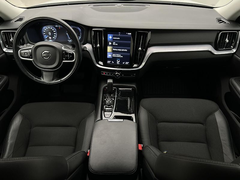 Volvo V60 T6 MOMENTUM RECHARGE AUT - fotka 2 z 44