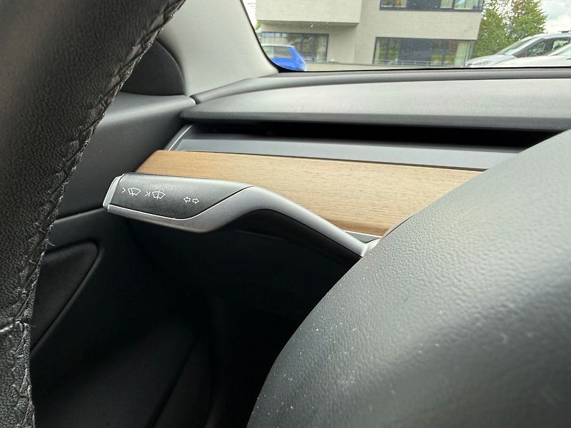 Tesla Model 3 SR Plus REZERVACE - fotka 32 z 39
