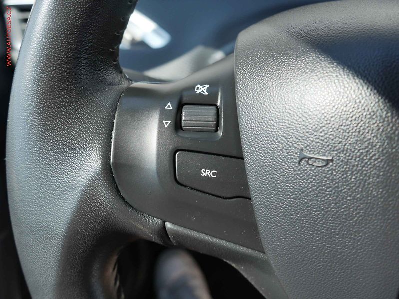 Peugeot 2008 (2017) 1.2PT, ČR, AC, tempo - fotka 13 z 16