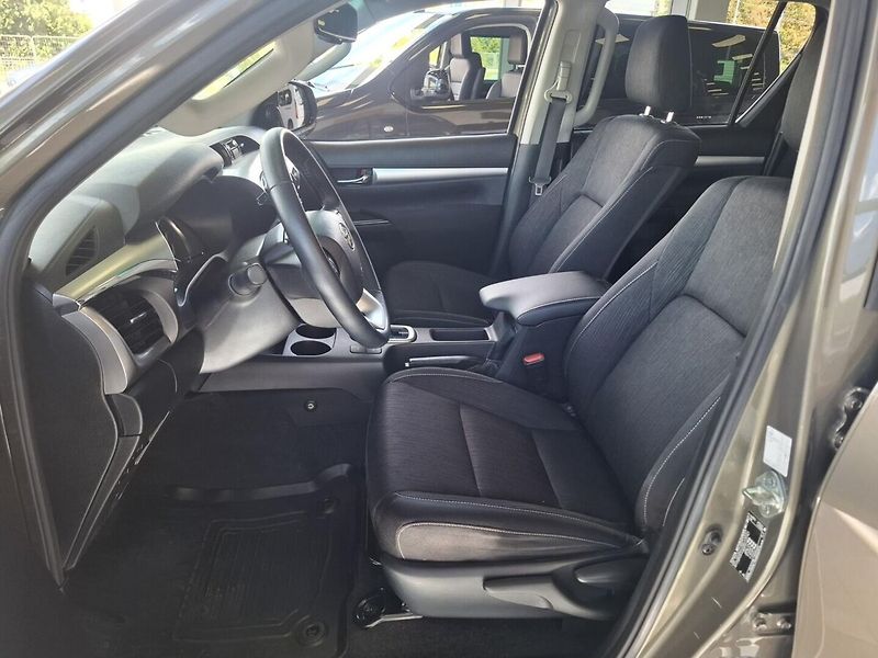 Toyota Hilux 2.8D-4D 150KW EXecutive AT 202 - fotka 7 z 14