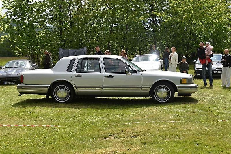 Ve Varnsdorfu se potkali majitelé několika desítek automobilových veteránů.