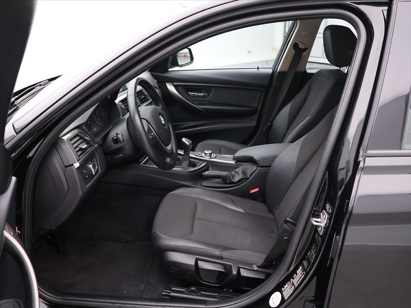 BMW Řada 3 2,0 318d xDrive Xenon Navi Kůž - fotka 12 z 36