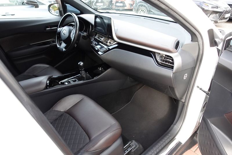 Toyota C-HR 1.2 Turbo 6M/T Executive Comfo - fotka 12 z 33
