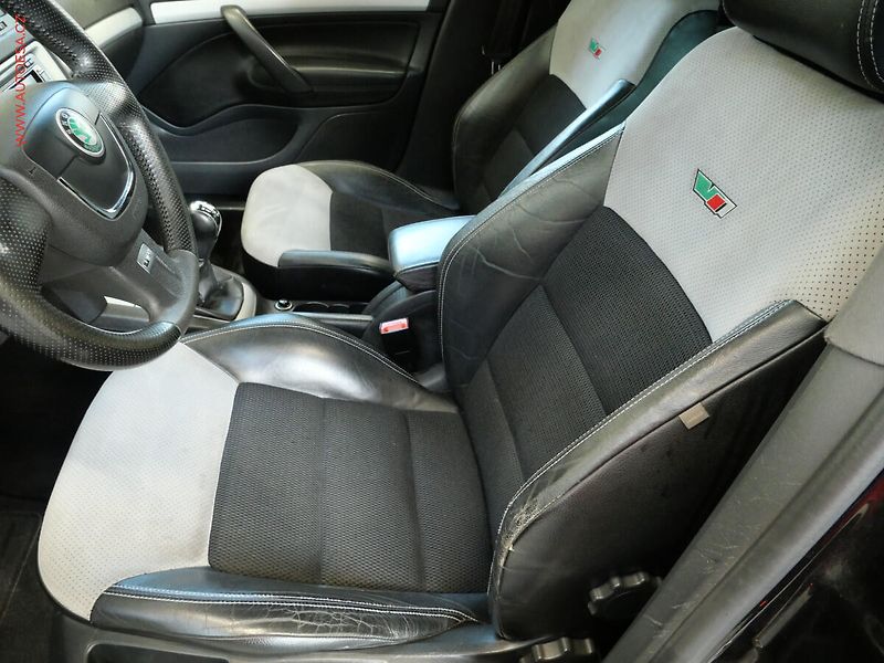 Škoda Octavia (2009) 2.0 TFSi, RS, xenon, autoAC - fotka 9 z 21