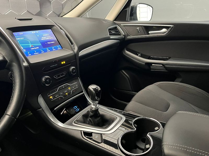 Ford S-MAX 2.0 EB Titanium manuál 7 míst - fotka 24 z 63