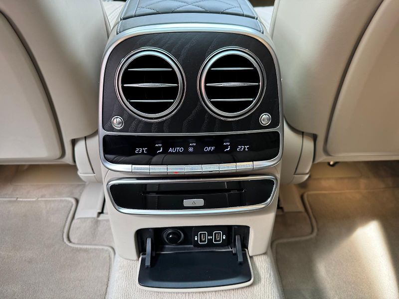 Mercedes-Benz Třídy S S560-4M-DESIGNO-LCD-R20-ČR - fotka 21 z 39