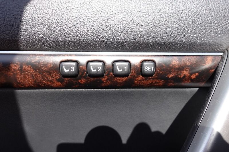 Toyota Land Cruiser 4.5D-4D V8 200kW 6A/T Lux+ - fotka 11 z 35