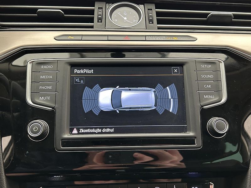 Volkswagen Passat Variant 2,0 TDI Highline - fotka 11 z 27