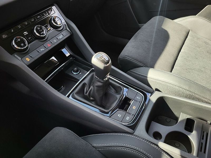 Škoda Karoq Dynamic 1,5TSI 110kW - fotka 30 z 32