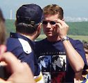 Coulthard v parkovišti závodních strojů v roce 2000.