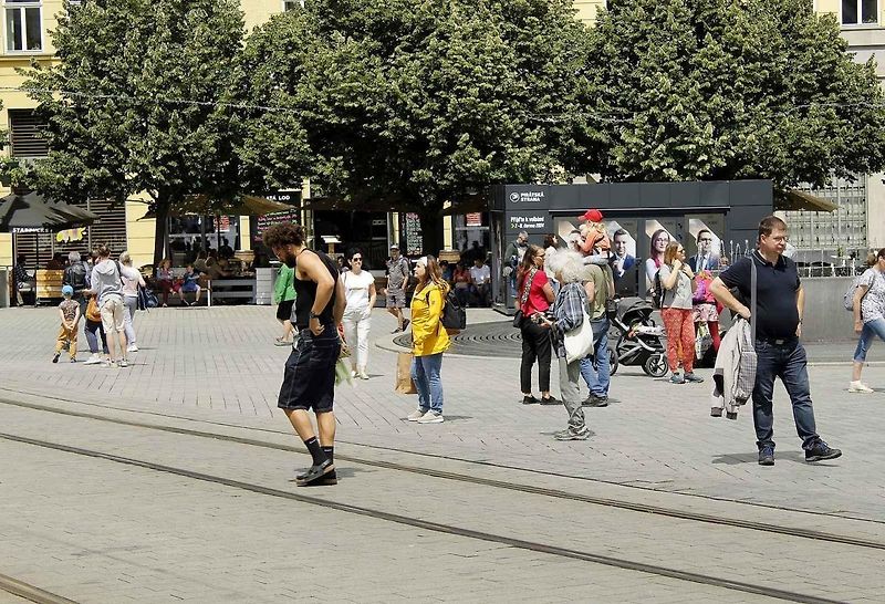 Historická kolona vozidel projela v sobotu odpoledne brněnským náměstím Svobody.
