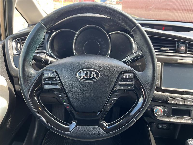 Kia Ceed 1,6 CRDi ČR KLIMA KAMERA NAVI - fotka 15 z 45