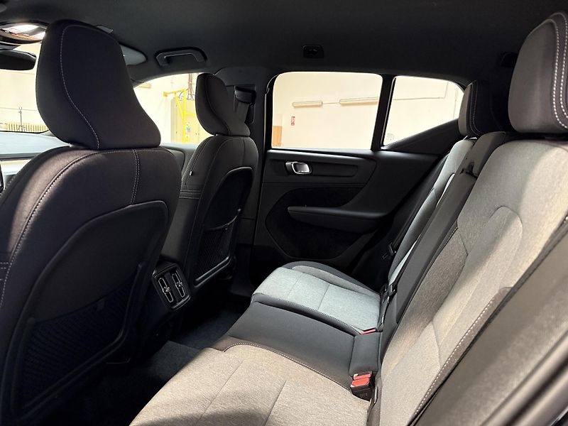 Volvo XC40 B3 Plus Dark DCT - fotka 14 z 17