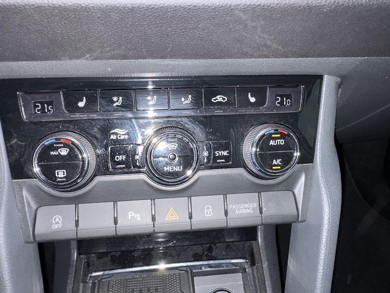 Škoda Karoq (2024) 2,0TDi DSG 4x4 LED TAŽNÉ NAVI - fotka 26 z 37
