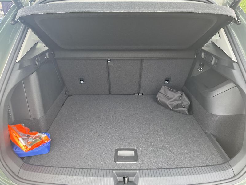 Volkswagen Tiguan People 1,5 TSI 150 kW eHybrid - fotka 21 z 23
