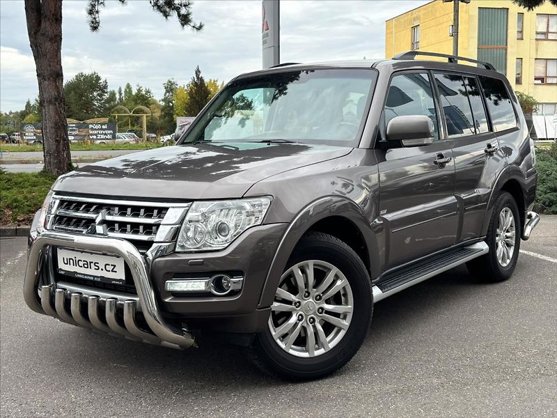 Mitsubishi Pajero 3,2 DI-D  Instyle 4x4+Serviska - fotografie inzerátu