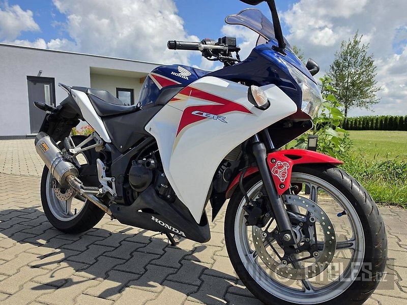 Honda CBR 250 R (2011) - fotka 2 z 13
