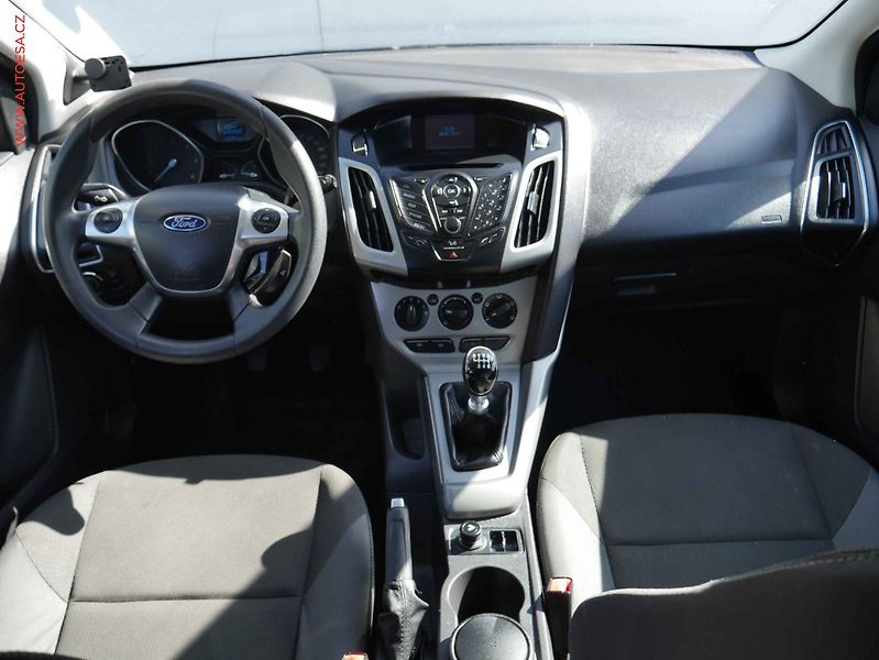 Ford Focus (2011) 1.6 TDCi, AC, park.asist - fotka 8 z 15