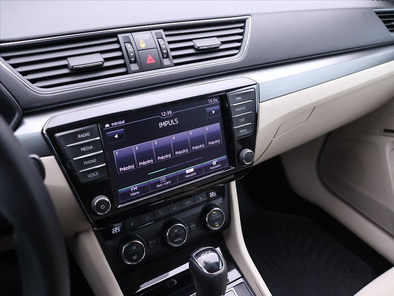 Škoda Superb 2,0 TSI 162kW DSG CZ Style - fotka 22 z 36