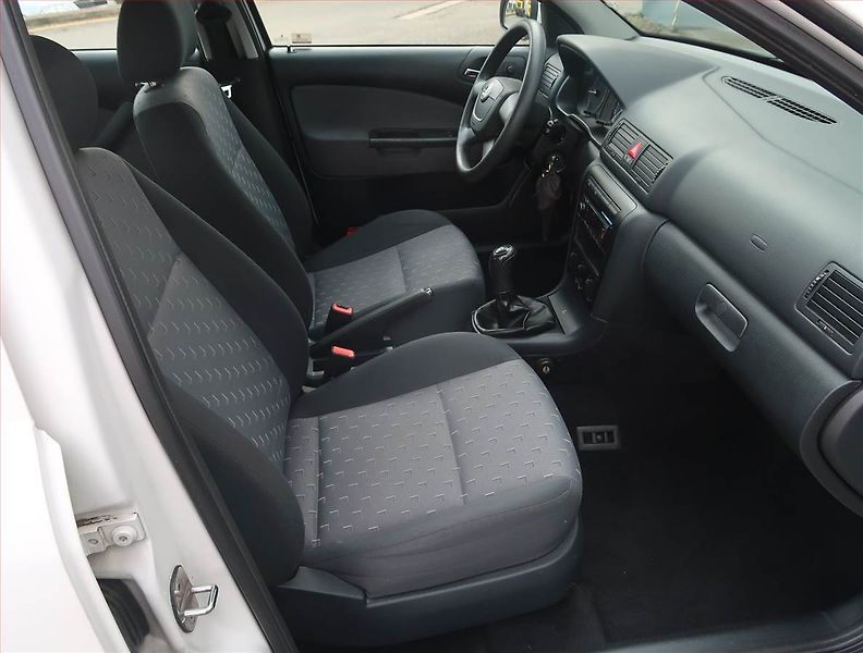 Škoda Octavia (2010) Ambiente 1.9 TDI , nová STK - fotka 9 z 16