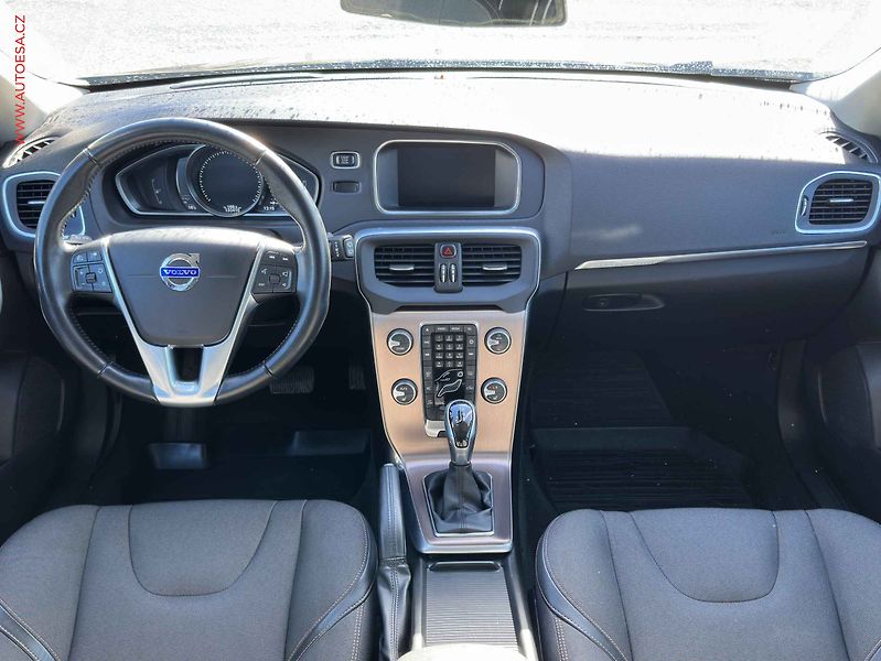 Volvo V40 (2016) 2.0 D3, 2.maj, AT, výhřev - fotka 8 z 21