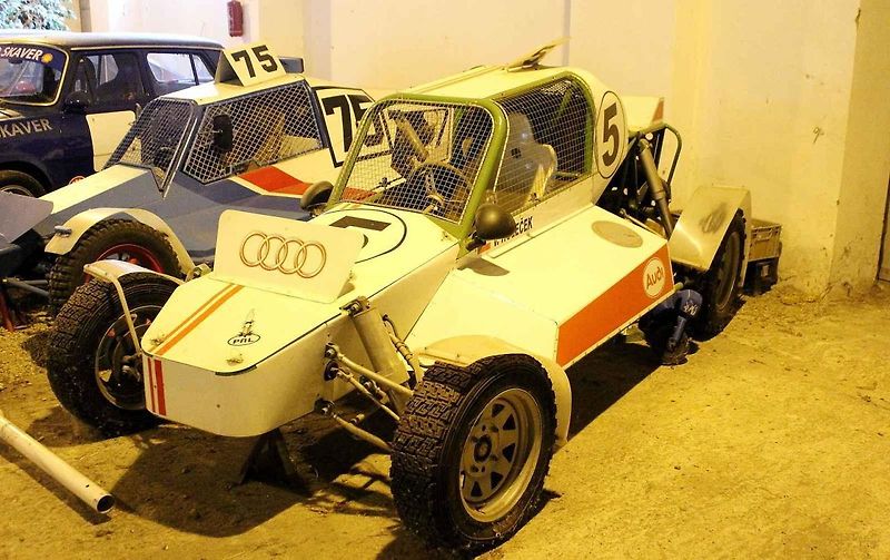 Poutač před muzeem v podobě obrněného transportéru.