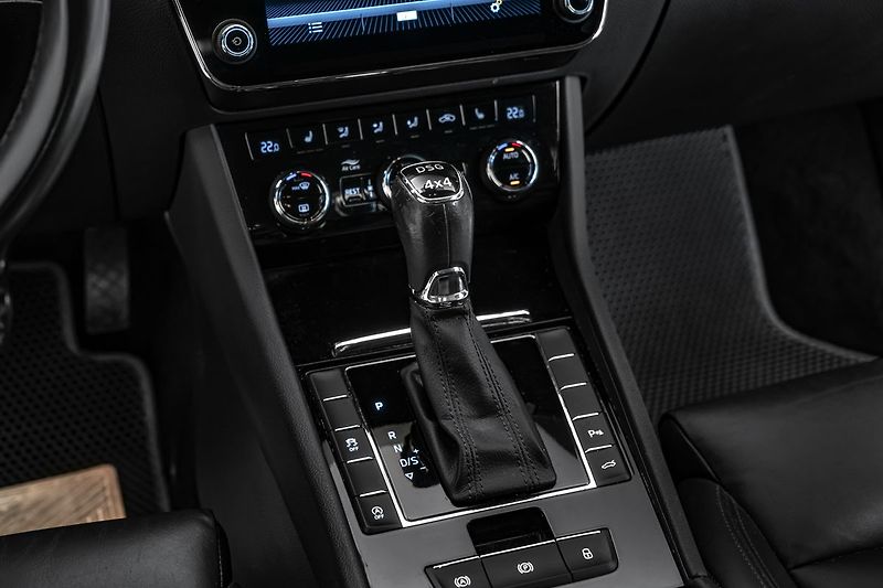 Škoda Superb Combi 2,0TDI 4x4 DSG Style Can - fotka 17 z 20