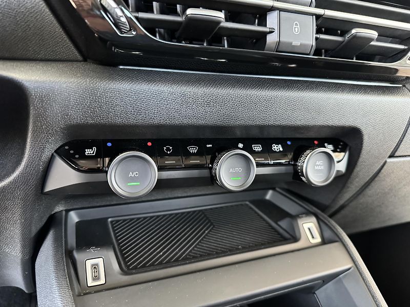 Citroën C4 1,2PT 130*AT8*Full LED*Kamera - fotka 23 z 36