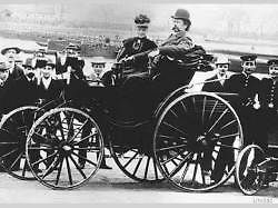 Karl a Bertha Benzovi v modelu Benz Viktoria na sklonku 19. století.