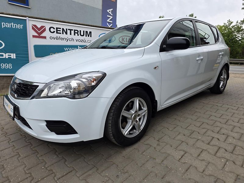 Kia Ceed (2011) 1.4-NÍZKÉ KM-1.MAJ.!!!-KLIMA - fotka 7 z 18