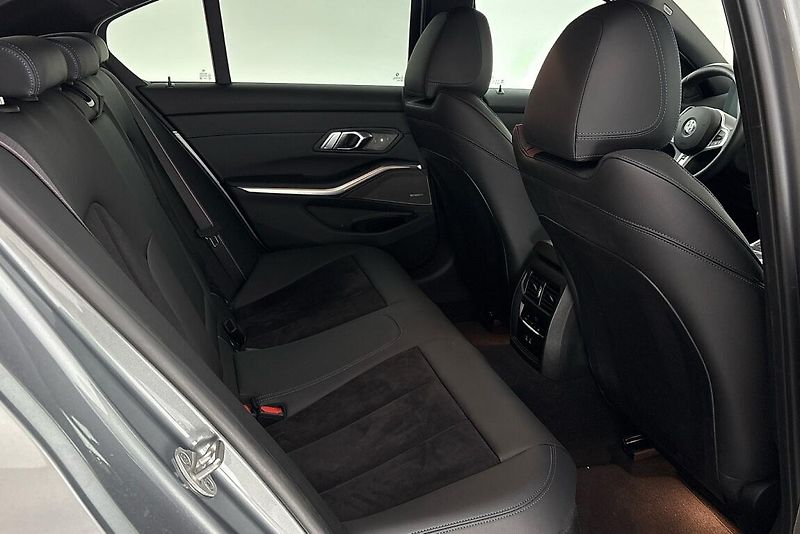 BMW Řada 3 řady 3 | 320d xDrive - fotka 12 z 23