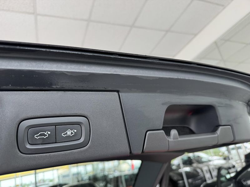 Volvo V90 T6 AWD*Recharge*KeyLess*Tažné - fotka 34 z 37