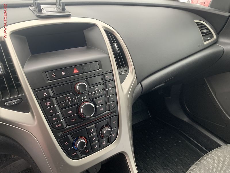 Opel Astra (2011) 1.6i SportTourer - fotka 16 z 21