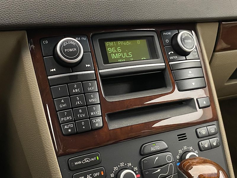 Volvo XC90 D5 AWD EXECUTIVE AUT CZ 7míst - fotka 8 z 37