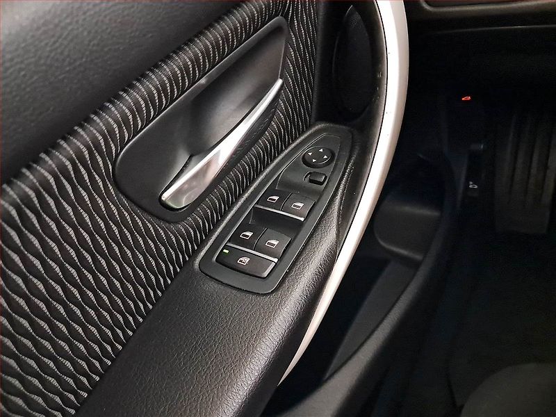 BMW Řada 3 (2017) 318 d, Automat, Navi, Tempomat - fotka 22 z 24