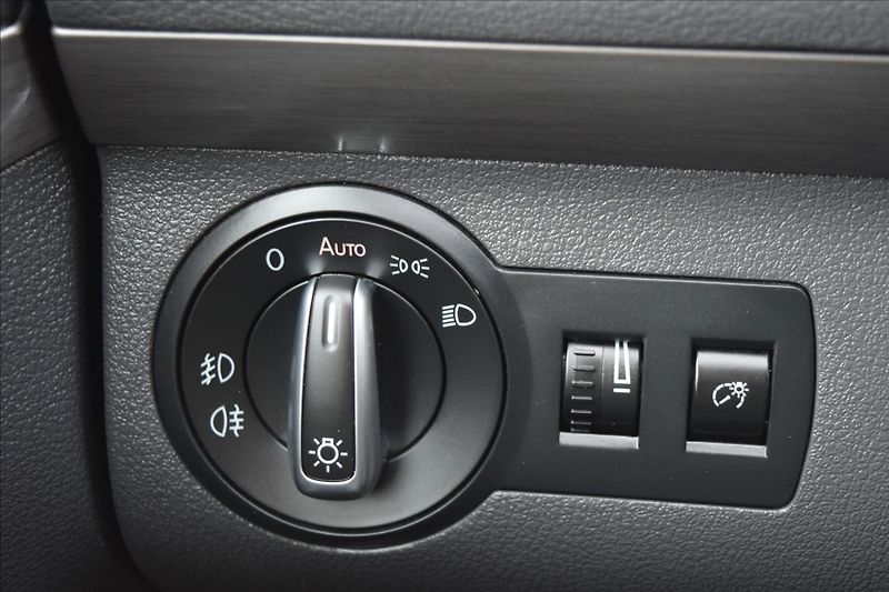 Volkswagen Touran 1,6 TDI 77KW BIXENON TAŽNÉ - fotka 23 z 40