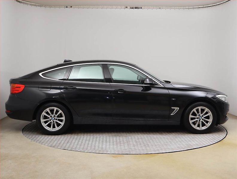 BMW Řada 3 (2015) Sport Line 320d xDrive GT - fotka 6 z 23