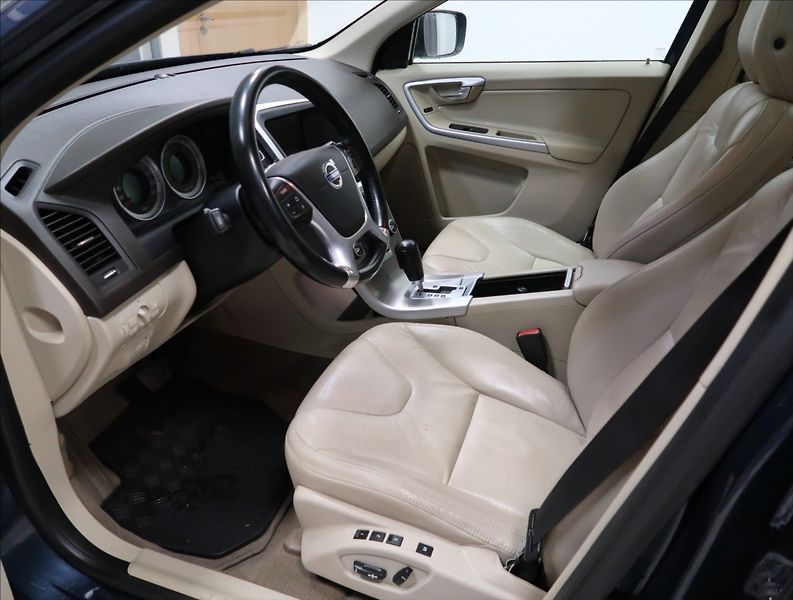 Volvo XC60 2,4 D5 AWD AUT - fotka 7 z 23
