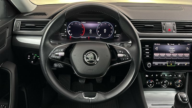 Škoda Superb 2.0 TDI Ambition Combi - fotka 9 z 29