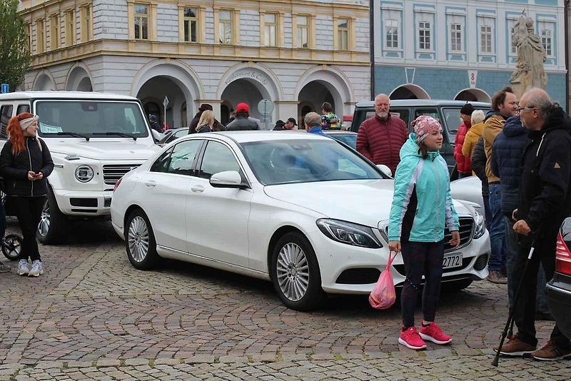 Sraz vozů značky Mercedes na Karlově náměstí v Kolíně.