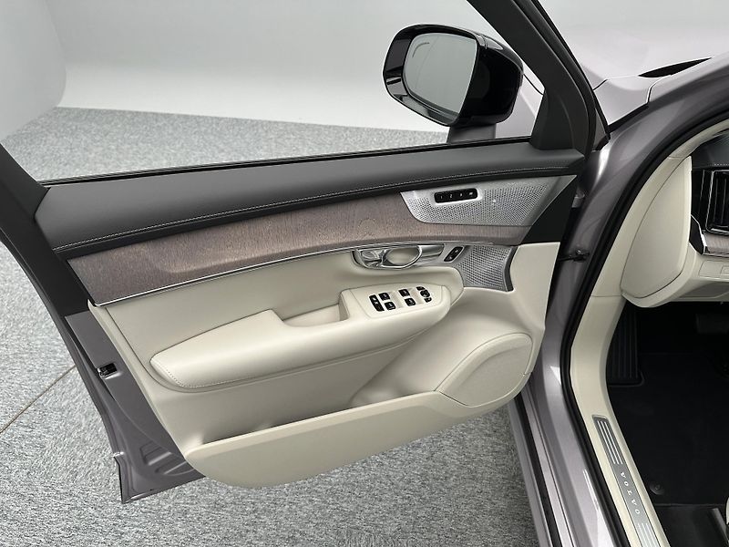 Volvo XC90 (2026) B5 AWD AUT DARK ULTRA 7 míst - fotka 8 z 25