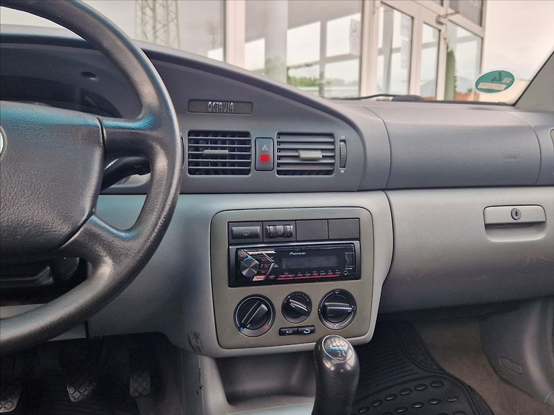 Škoda Octavia 1,8 20V 92kW KLIMA TAŽNÉ ŠÍBR - fotka 23 z 28