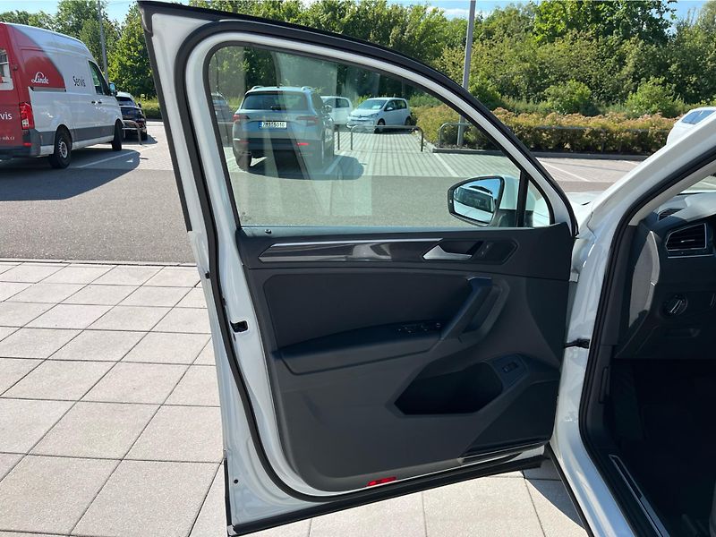 Volkswagen Tiguan 2.0TDI 110kW DSG Business Prem - fotka 21 z 30