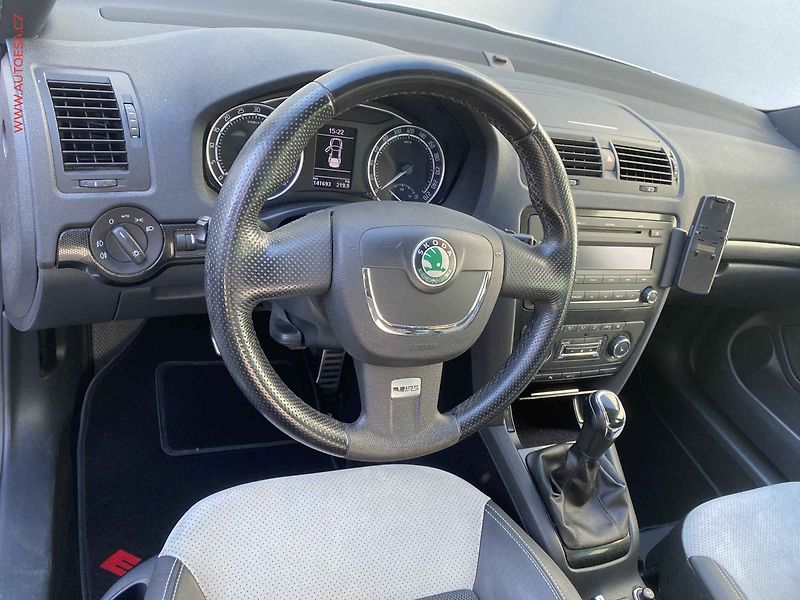Škoda Octavia (2013) 2.0 TDi, RS, xenon, AC - fotka 12 z 17