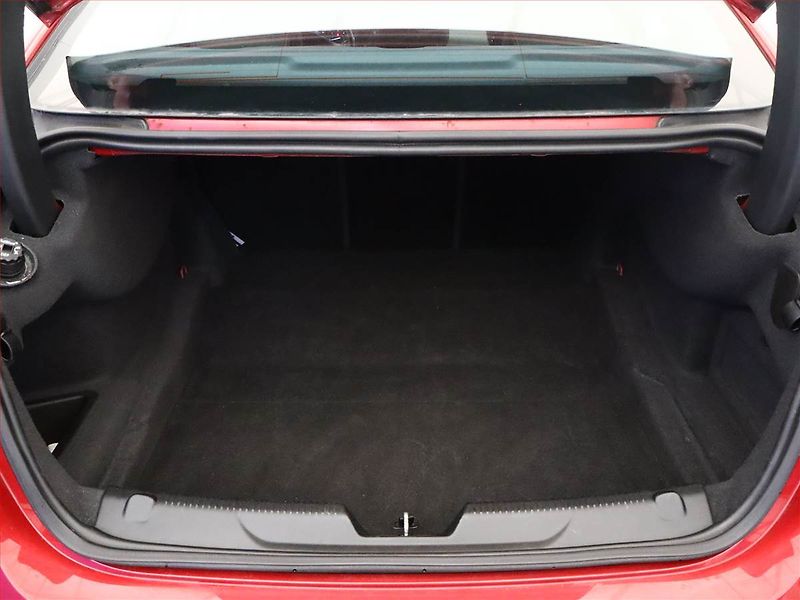 Jaguar XE (2016) 20d AWD, 4X4, Automat - fotka 12 z 16