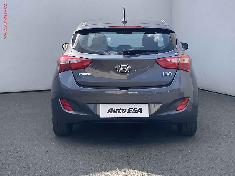 Hyundai i30 (2015) 1.6 CRDi, Trend, navi, kamera - fotka 5 z 19