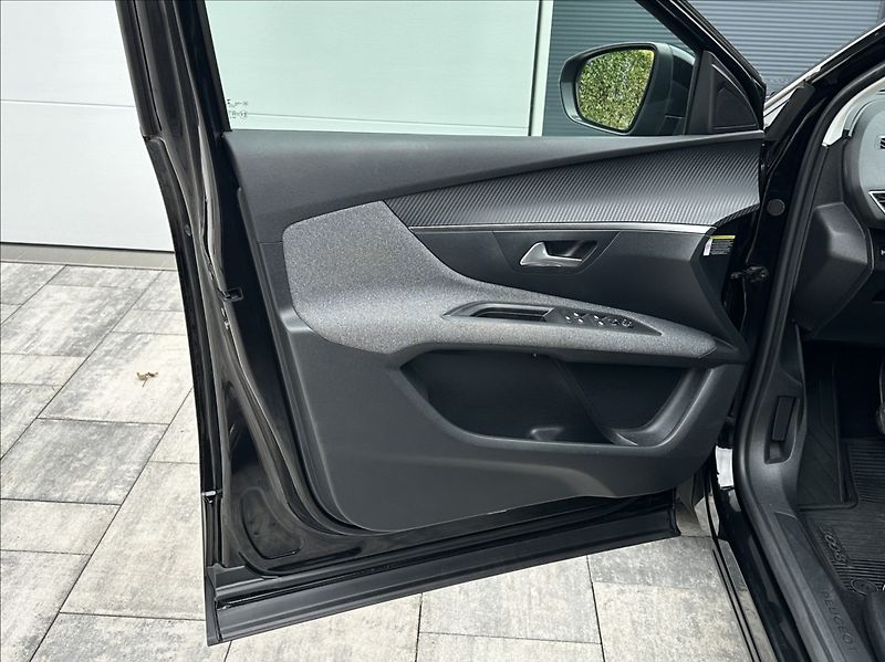 Peugeot 3008 1,5 BlueHDI 130PS  Active - fotka 13 z 55