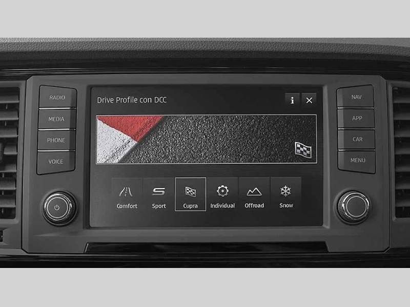 Auto poskytuje dostatek řidičské zábavy