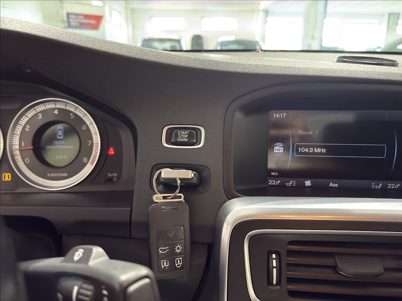 Volvo S60 1,6   T3 SUMMUM XENON BLIS - fotka 16 z 33
