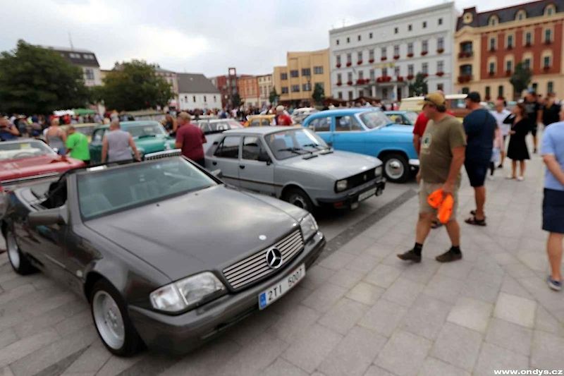 Hlučínská krmášová jízda veteránů.